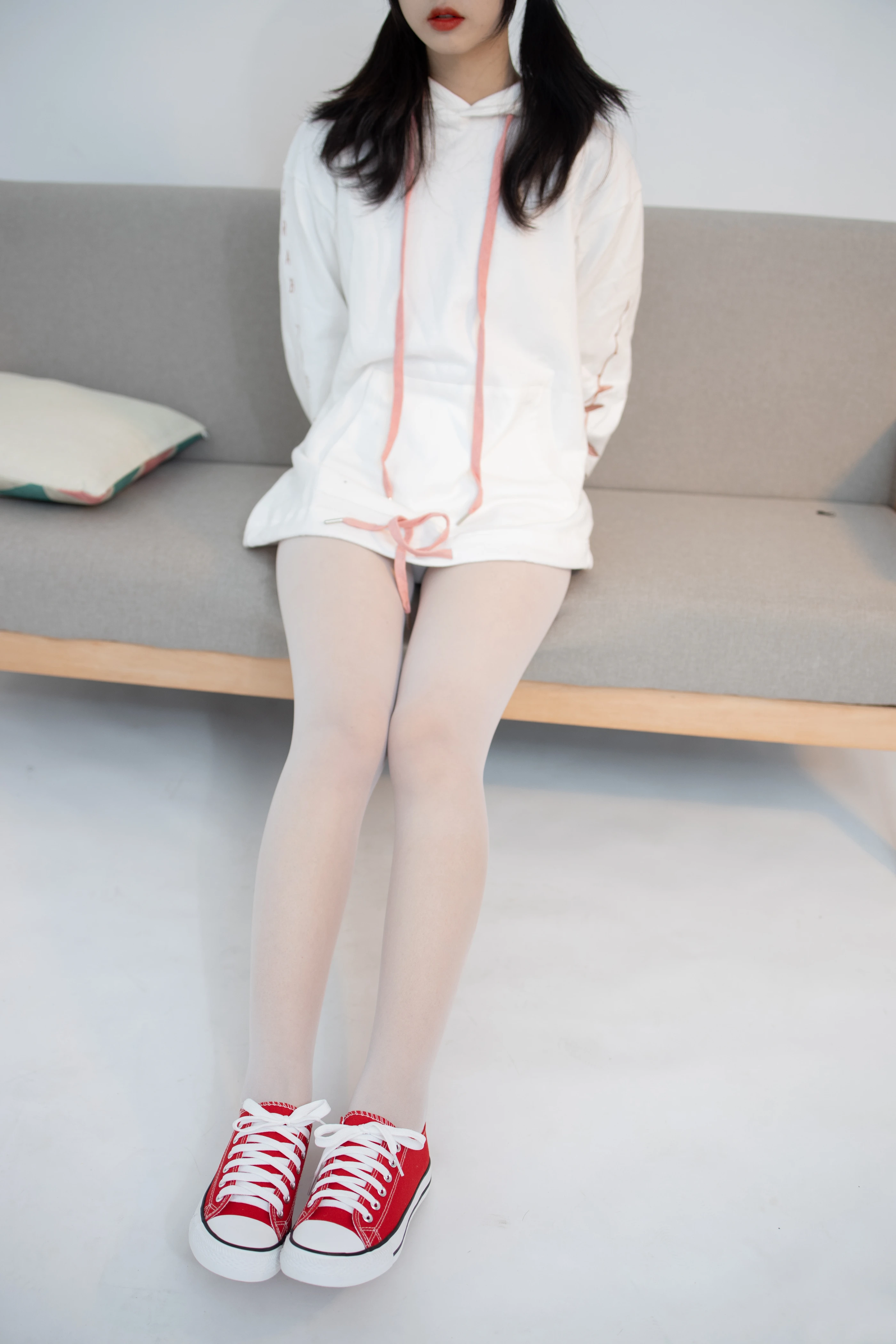 森萝财团 JKFUN-040《红色帆布鞋定制》13D白丝 小夜 [50P 1V]插图3